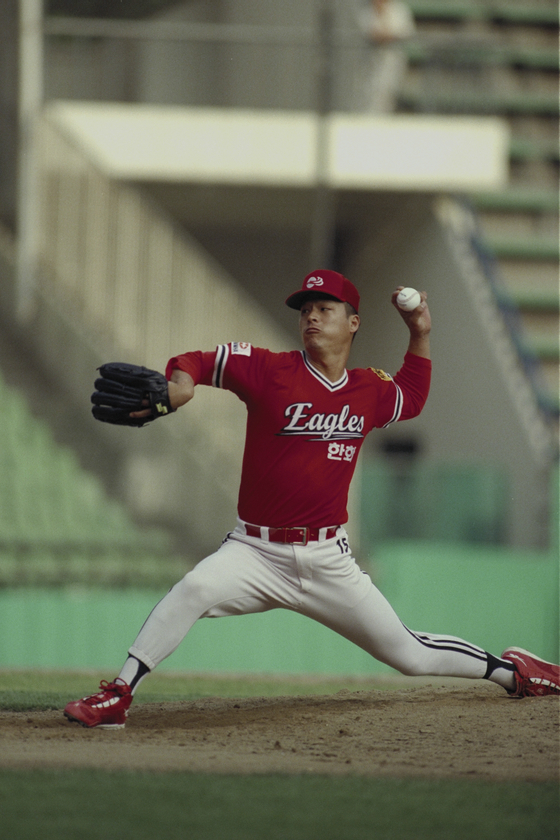 Koo Dae-sung appears for the Hanwha Eagles in a game against the Doosan Bears in 1999.  [JOONGANG ILBO]