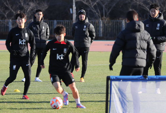 Colin Bell, center, leads the Korean women's football team through a training session at Munsu Football Stadium in Ulsan on Monday.  [YONHAP]