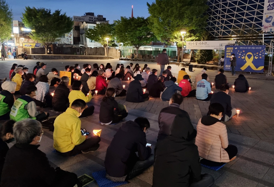 People attending an event commemorating the people who died on the sunken Sewol ferry organized by the Jeonbuk People Movement at Jeonju, North Jeolla, in 2020. [YONHAP]