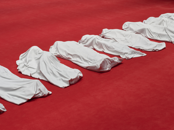 ″All″ (2007) by Maurizio Cattelan, which consists of nine Carrara marble sculptures reminiscent of corpses covered with white cloth, is now on view as part of the artist's solo exhibition ″WE″ at the Leeum Museum of Art in Yongsan District, central Seoul. [MAURIZIO CATTELAN, LEEUM]
