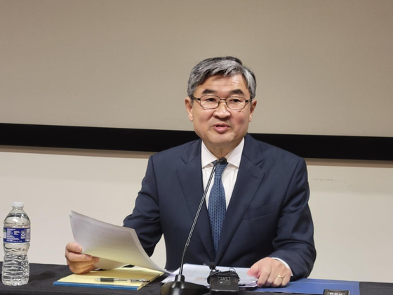 Cho Tae-yong, South Korea's ambassador to the United States, speaks to Korean correspondents at the Korean Cultural Center in Washington on Oct. 27. [YONHAP]