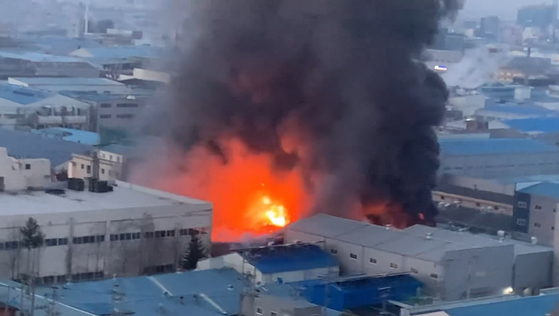 A fire broke out in a fiber factory in Daegu, southern Korea, at 6:50 a.m. on Monday. [YONHAP]
