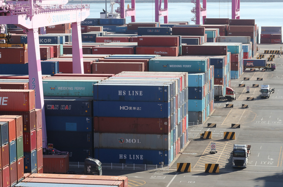 Containers wait to load ships at a port in Incheon on Jan. 25. [NEWS1]