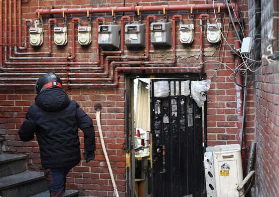Gss meters on a low-rise residential building in Seoul. [YONHAP]