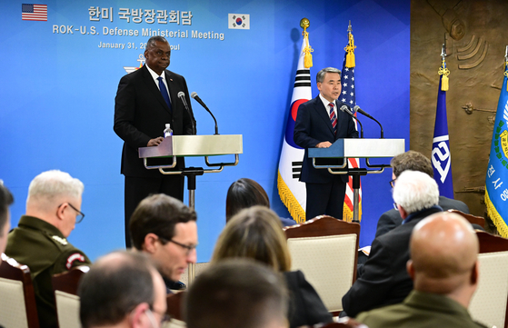Korean Defense Minister Lee Jong-sup, right, and his U.S. counterpart, Lloyd Austin, hold a joint press conference after their talks at the defense ministry in Seoul on Tuesday. [YONHAP]