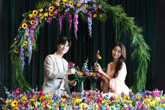 Legoland Korea hosts an event to showcase its new Lego brand, Lego Botanical Collection, in Jung District, central Seoul, on Wednesday. The collection allows users to build flowers and plants from Lego parts. [YONHAP]