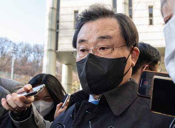 Lee Byung-kee, former chief of staff of the Park Geun-hye administration, talks to the press after his trial at the Seoul Central District Court in Seocho District, southern Seoul, on Wednesday. [YONHAP] 