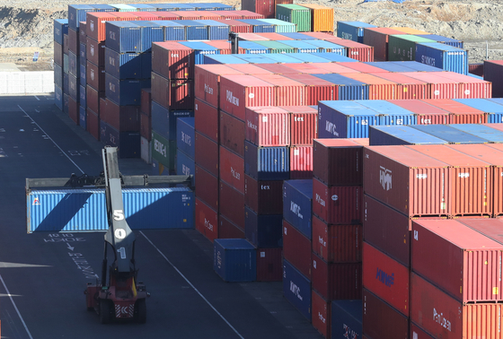 Containers being loaded at a port in Incheon on Jan. 25. [NEWS1]
