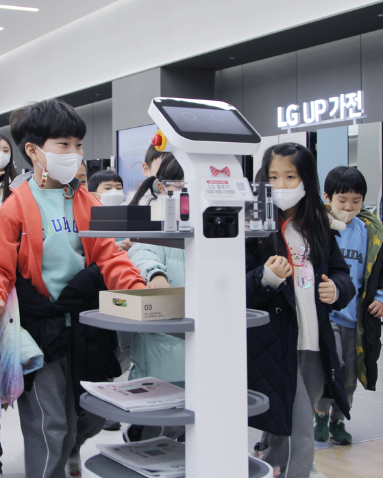 Kindergarten students take part in a safety education class for household appliances held at an LG Electronics shop in Daegu on Tuesday, according to the company Thursday. [YONHAP]
