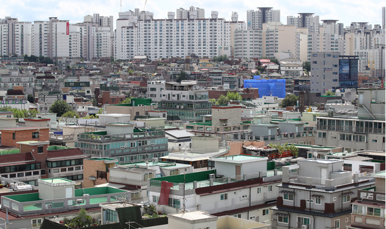 A neighborhood in Eunpyeong, Seoul, full of low-priced housing units also known as villas with more high-valued apartments in the backdrop. [YONHAP] 
