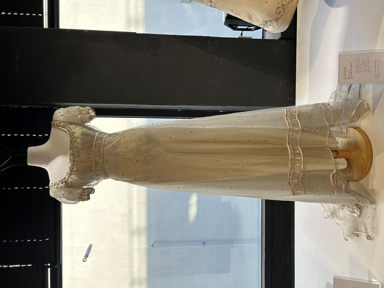 영화에서 오드리 햅번이 착용한 자개와 모조 다이아몬드가 있는 흰색 오간자 1955 엠파이어 스타일 드레스 "전쟁과 평화" (1956).  이 작품은 이탈리아 패션 디자이너 Fernanda Gattinoni(1906-2002)가 Hepburn을 위해 디자인한 것입니다. [SHIN MIN-HEE]