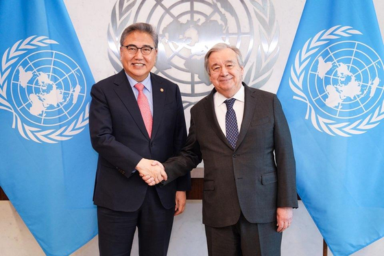 Foreign Minister Park Jin, left, with UN Secretary-General Antonio Guterres at the UN headquarters in New York on Wednesday. [YONHAP] 