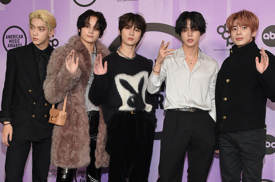 Members of boy band Tomorrow X Together arrive for the 50th Annual American Music Awards at the Microsoft Theater in Los Angeles, California, on Nov. 20, 2022. [AFP/YONHAP]