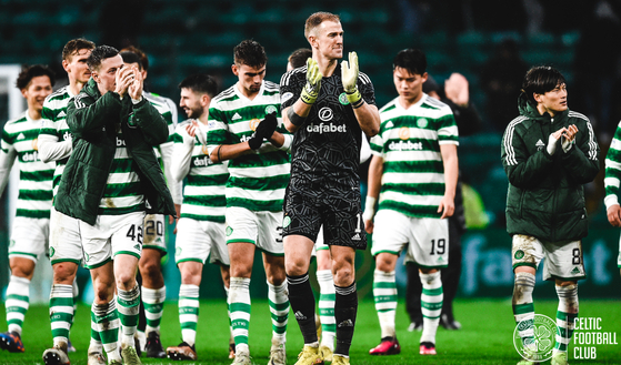 Oh Hyeon-gyu, second from right, leaves the pitch with his teammates after Celtic beat Livingston 3-0 at home in Glasgow, Scotland on Wednesday in an image posted on the club's official Twitter account.  [SCREEN CAPTURE]