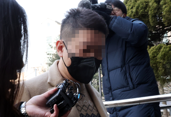 Kang Jong-hyun, a businessman known to be the de facto owner of the operator of Korea's largest cryptocurrency exchange Bithumb, enters the Seoul Southern District Court on Wednesday. [YONHAP]