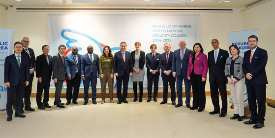 Foreign Minister Park Jin with UN representatives of the member states of the Security Council, at the UN Office in New York on Wednesday. [YONHAP] 