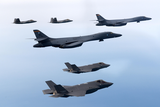 F-35A fighters from the South Korean Air Force fly alongside F-22 and F-35B fighters from the U.S. Air Force in the skies above the Yellow Sea on Wednesday. [DEFENSE MINISTRY]