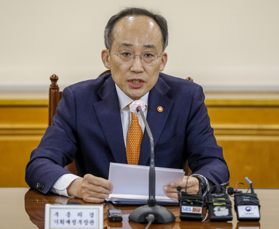 Finance Minister Choo Kyung-ho speaks at a meeting held in central Seoul Thursday following the Federal Reserve’s announcement to raise the federal funds rate by a quarter percentage point. [NEWS1]