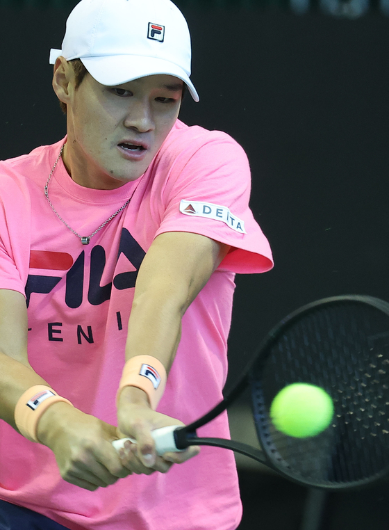Kwon Soon-woo trains on the indoor tennis court at Olympic Park in southern Seoul on Thursday. Kwon and the rest of the Korean tennis squad will take on Belgium in qualifiers for the 2023 Davis Cup at the Olympic Park this weekend.  [YONHAP]