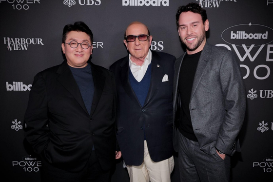From left: Chairman of HYBE Bang Si-hyuk, American record producer Clive Davis and HYBE America CEO Scooter Braun pose during the Billboard Power 100 event in Los Angeles on Thursday. [BILLBOARD]