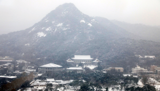 The Blue House, which used to be the presidential office, is covered in snow in Jongno District, central Seoul, on Jan. 26. [NEWS1]