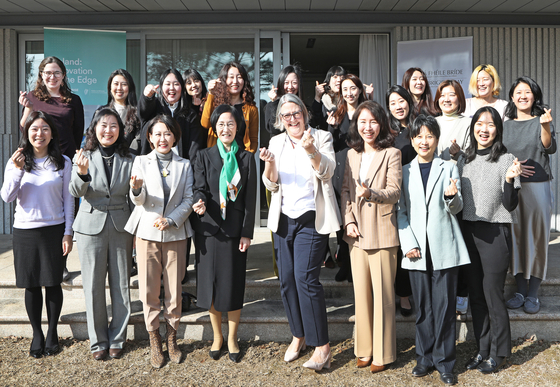 From the front row, third from left: Hong Eun-ju, founder and CEO of CLT Korea; CEO of the Korean Research-based Pharmaceutical Industry Association Lee Young-shin; and Irish Ambassador to Korea Michelle Winthrop, together with other businesswomen in Korea, pose together after a networking event ″Women in Business″ hosted by the embassy at the Irish diplomatic residence in Seoul on Friday. The event was organized to mark the occasion of St. Brigid's Day. [PARK SANG-MOON]
