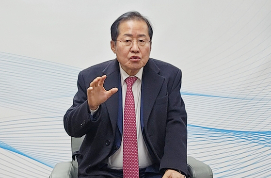 Daegu mayor Hong Jun-pyo speaks in a press meeting on Jan. 16. [YONHAP]