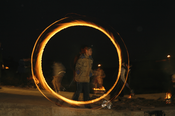 A traditional game of jwibulnori, in which people spin a can filled with burning charcoal, can be played this year at the National Folk Museum of Korea. [NATIONAL FOLK MUSEUM OF KOREA]