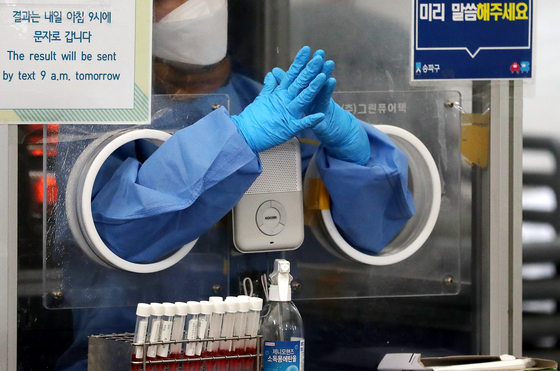 A medical staff at a Covid-19 testing center in Songpa District, southern Seoul, waits for patients on Thursday morning. [NEWS1]