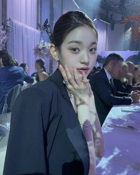 IVE’s Jang Won-young flaunted a phoenix binyeo (hairpin) while attending Paris Fashion Week last October. [SCREEN CAPTURE]