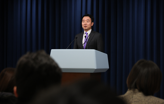 Lee Do-woon, new presidential spokesperson, at the Yongsan office in Seoul on Sunday. [YONHAP]