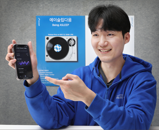 Asleep CEO Lee Dong-heon explains the company's Slee app during an interview with the Korea JoongAng Daily at the company's office in Gangnam District, southern Seoul, on Thursday. [PARK SANG-MOON]