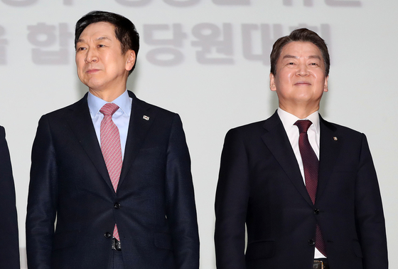 Key candidates for People Power Party (PPP) leadership race, Rep. Kim Gi-hyeon, left, and Rep. Ahn Cheol-soo, right, take part in a PPP event in Dongdaemun District, central Seoul on Sunday. [NEWS1]
