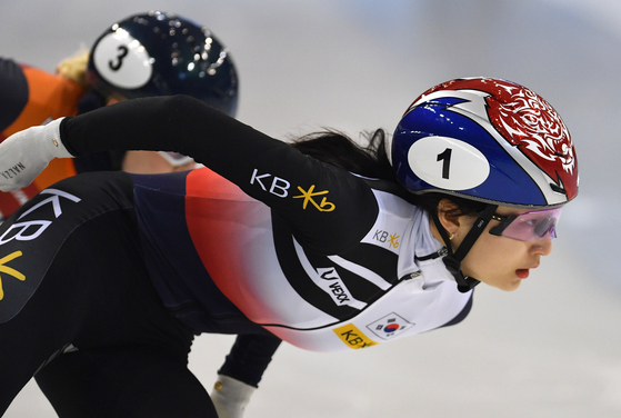 Choi Min-jeong races in the women's 1,000-meter semifinal at the Dresden leg of the ISU World Cup in Dresden, Germany on Saturday.  [AP/YONHAP]