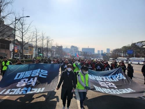 Families of the victims of the Itaewon crowd crush and other participants march on a street in central Seoul on Saturday. [YONHAP]