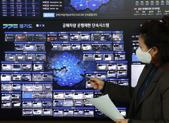 An employee points to a screen showing a system to crack down on emissions of vehicles at the Gyeonggi provincial government building in Suwon, Gyeonggi, on Monday. The government invoked emergency measures against fine dust, which was forecast to be "bad" for the capital and its surrounding areas. [YONHAP]