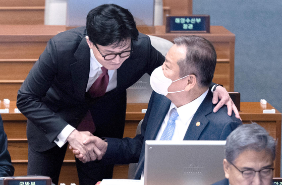 Justice Minister Han Dong-hoon, left, chats with Interior Minister Lee Sang-min during a parliamentary interpellation session at the National Assembly in Yeouido, western Seoul, Monday. [NEWS1]
