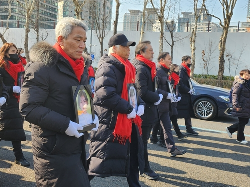 Families of the Itaewon crush victims march on a street in central Seoul on Saturday, one day before the 100th day of the accident. [YONHAP]