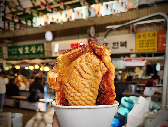 Pizza bungeoppang (fish-shaped street pastry) inside Gwangjang Market in Jongno District, central Seoul [LEE JIAN]