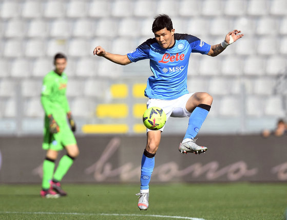 Napoli's Kim Min-Jae in action during a Serie A clash against Spezia at Stadio Alberto-Picco in La Spezia, Italy on Sunday.  [REUTERS/YONHAP]