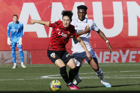 Real Madrid's Aurelie Tchouameni, right, in action against Mallorca's Lee Kang-in during a La Liga match in Mallorca, Spain on Sunday.  [EPA/YONHAP]