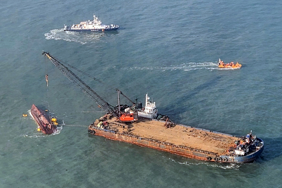 A 200-ton crane barge that arrived Monday salvages Cheongbo, a fishing boat that capsized 16.6 kilometers (10.3 miles) off the coast of South Jeolla. [YONHAP]