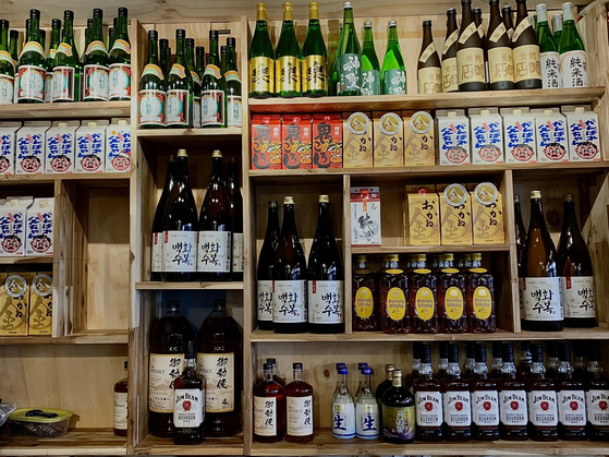 Different alcohols are offered at Sanjeon, an izakaya restaurant inside Seoul Jungang Market in Jung District, central Seoul [LEE JIAN]