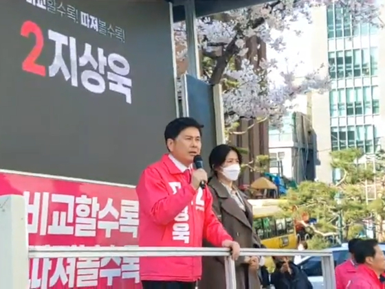 Former National Assembly representative Ji Sang-wook and actor Shim Eun-ha speak during a electoral rally for Ji on April 15, 2020. [JOONGANG PHOTO]