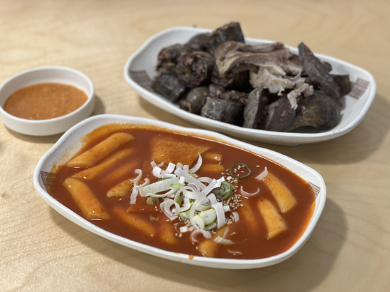 Tteokbokki and sundae sold at Goreun Haetsal [LEE TAE-HEE]