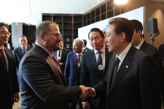 President Yoon Suk Yeol, right, greets Qualcomm CEO Christiano Amon at the Global Business Leadership Luncheon at a hotel in Davos, Switzerland Wednesday. [JOINT PRESS CORPS]