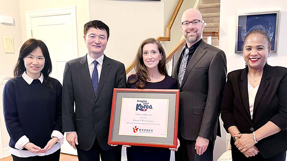 Andrea Campagna, center, and Alexander Campagna pose for a photo with officials from the Korea Tourism Organization on Monday. [KOREA TOURISM ORGANIZATION]