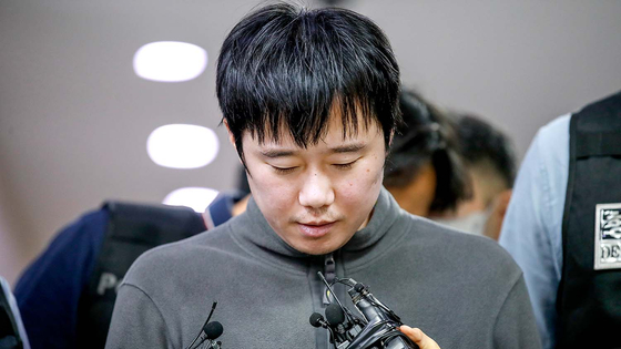 Jeon Joo-hwan, the suspect in the subway murder case, talks to the press while being transferred from Seoul Namdaemun Police Station to the Seoul Central District Prosecutors Office on Sept. 21, 2022. [NEWS1]