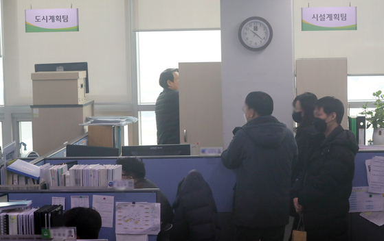 Investigators from the prosecution service raid the department of city planning at the Seongnam City Hall in Gyeonggi on Tuesday. [YONHAP]