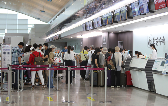 Passengers wait in a que to check-ins at Muan International Airport on July 14, 2022. [YONHAP]
